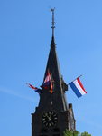 848870 Gezicht op de torenspits van de Marekerk (Zandweg 126) te De Meern (gemeente Utrecht), waar de vlaggen ...